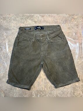 Hollister Men corduroy shorts in a size 29 with a slim fit design